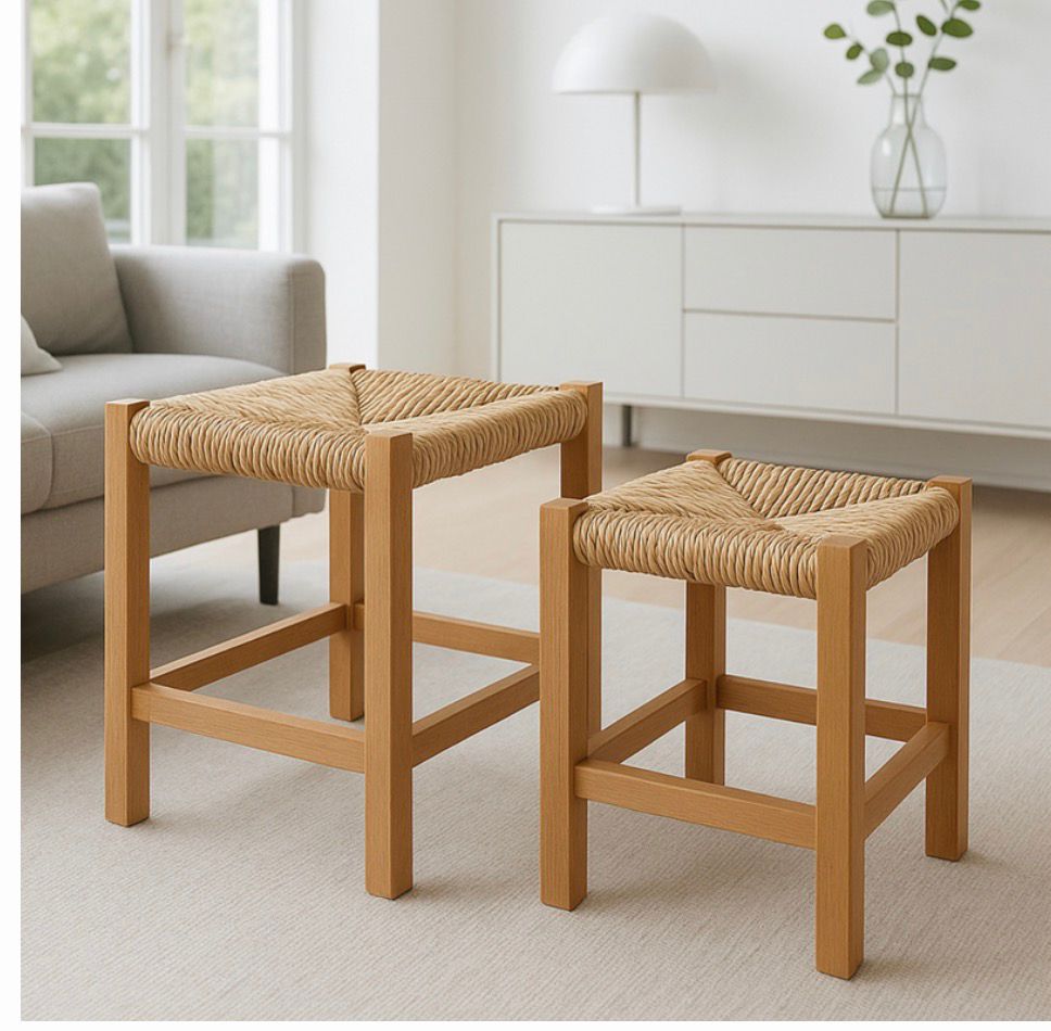 مقعدان خشبيان