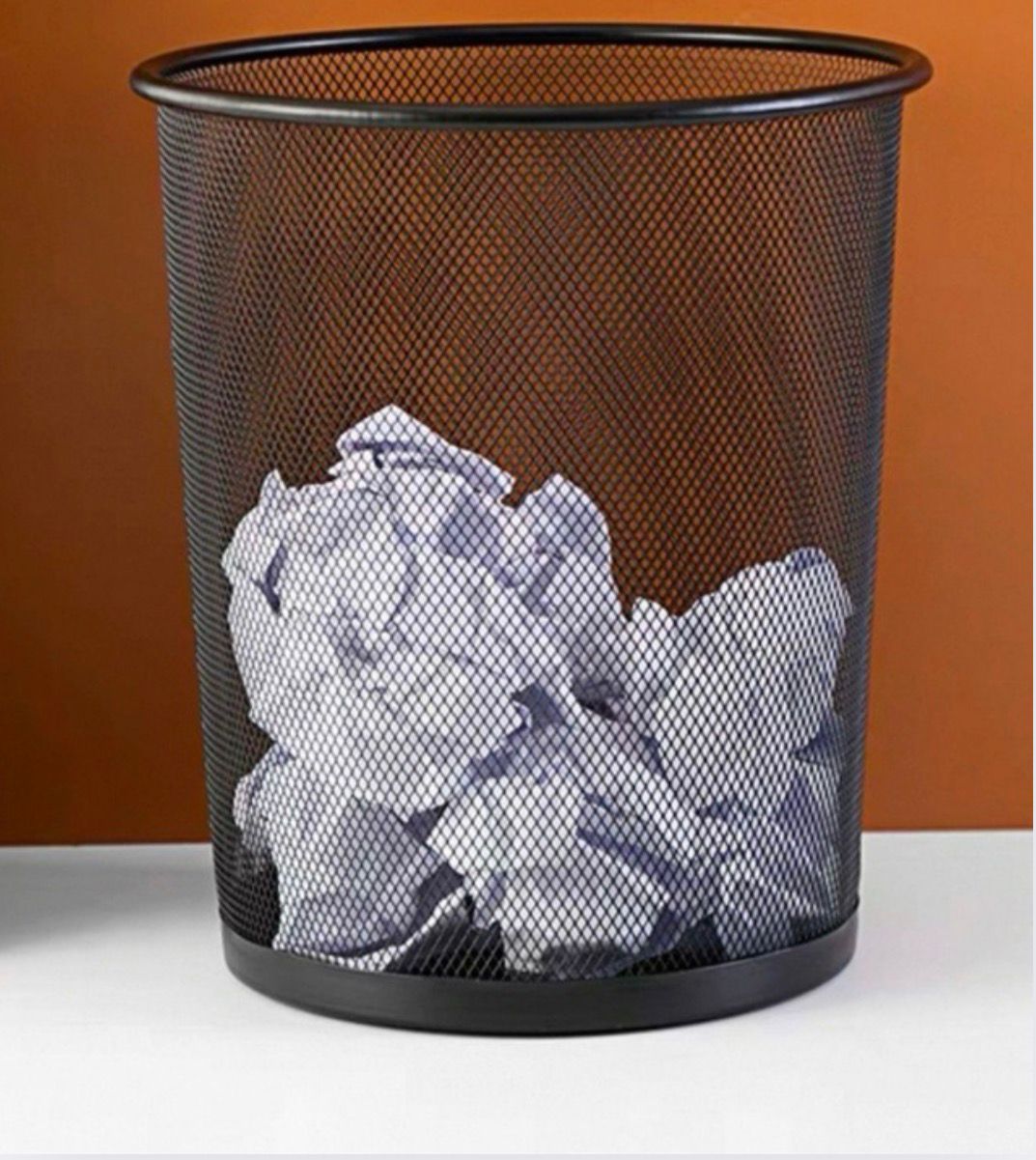 سلة مهملات شبكية معدنية سوداء