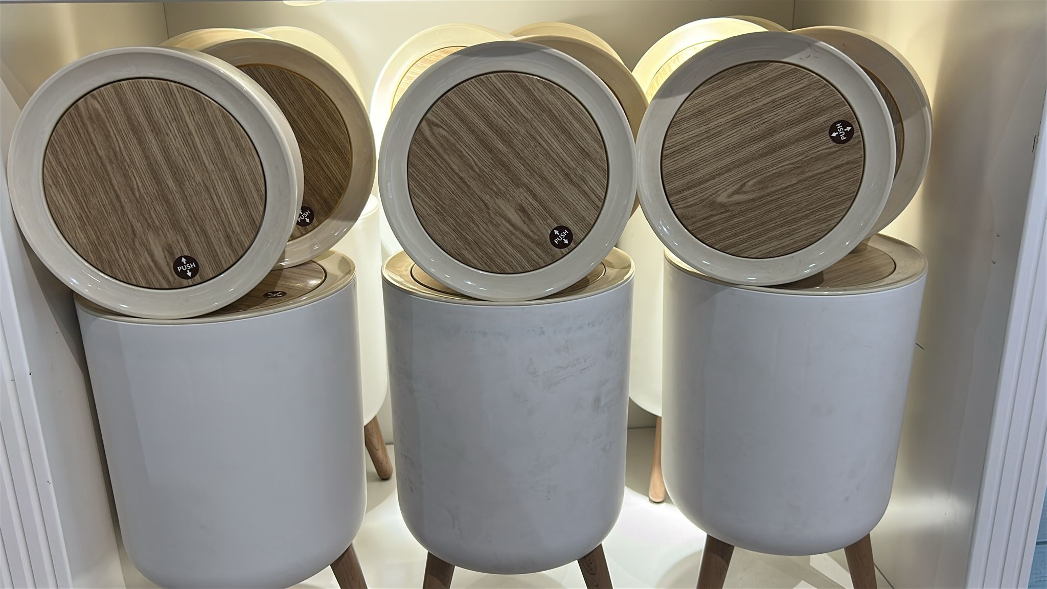 سلة مهملات عصرية