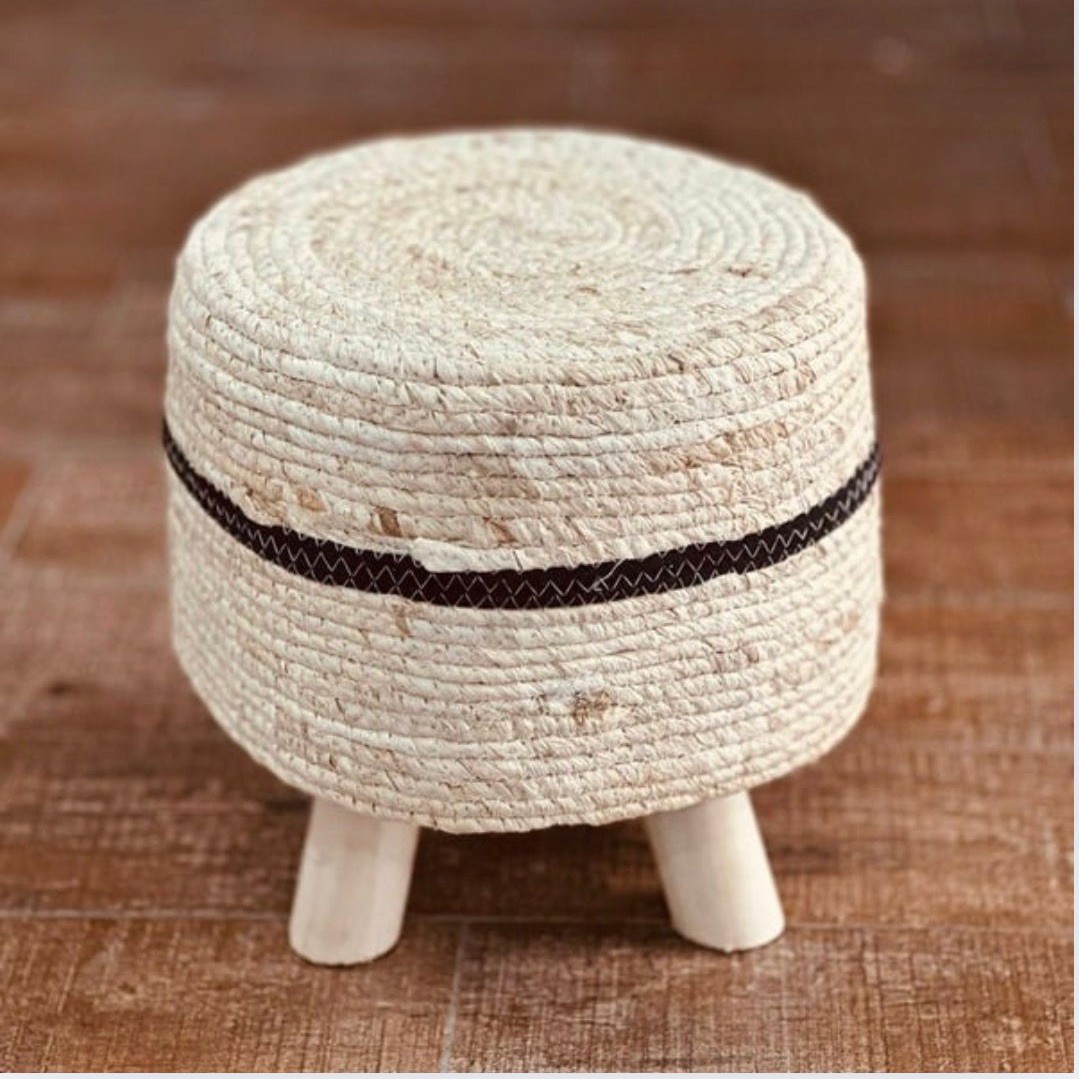 مقعد دائري  من القش المنسوج