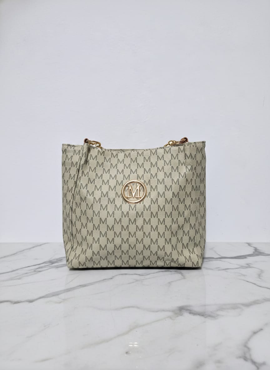 حقيبة الكتف بنقش حرف M