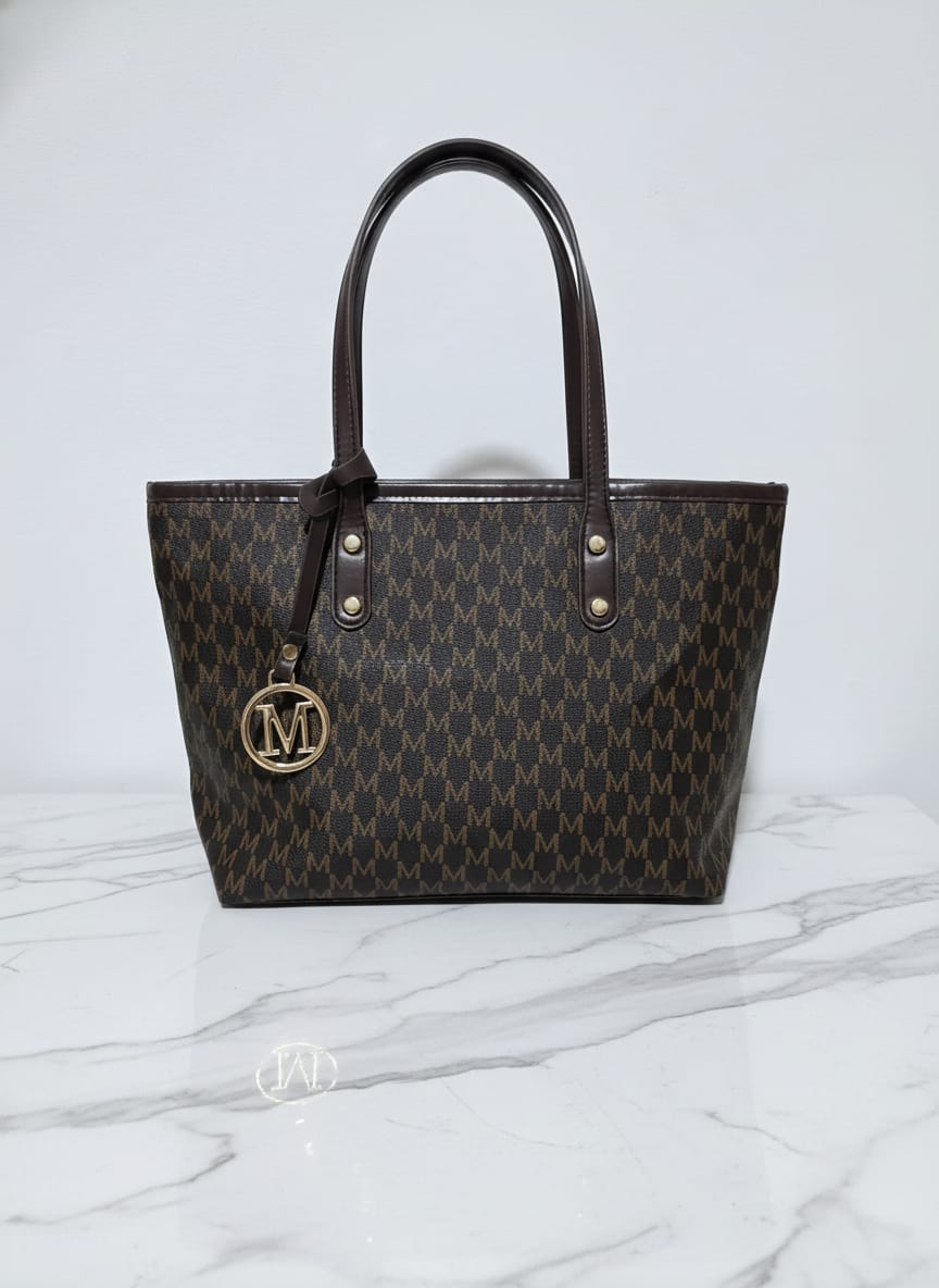 حقيبة الكتف بنقش حرف M