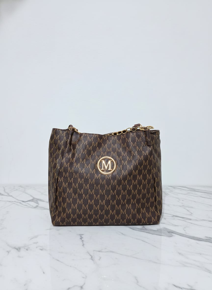 حقيبة الكتف بنقش حرف M