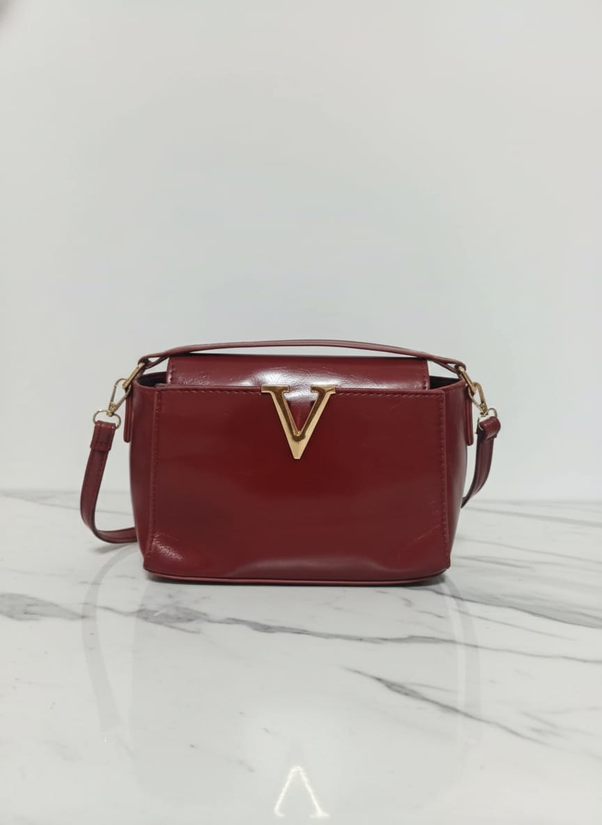 حقيبة الكتف الصغيرة "V"