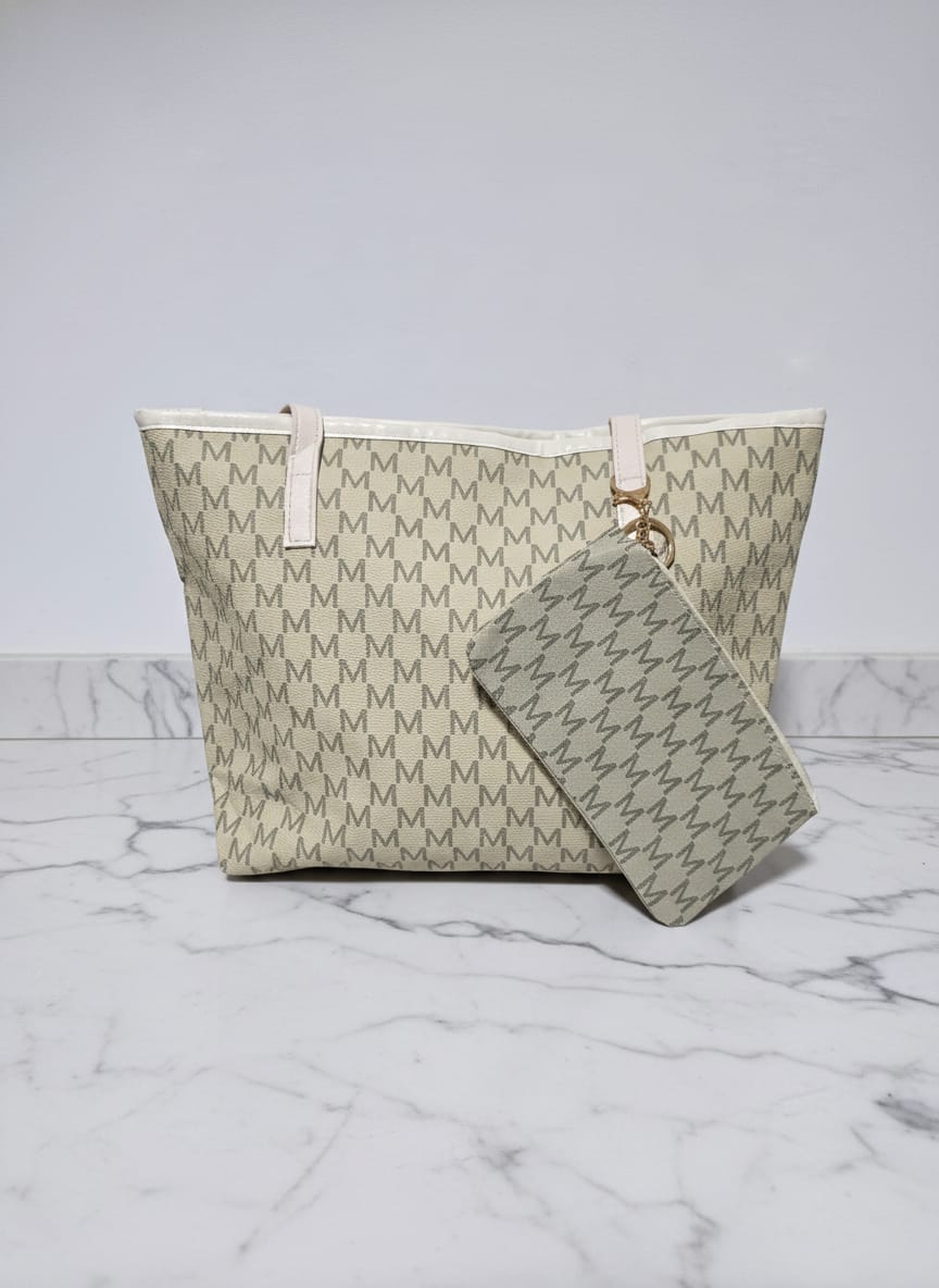 حقيبة الـ Tote الكبيرة بنقشة الأحرف مع محفظة