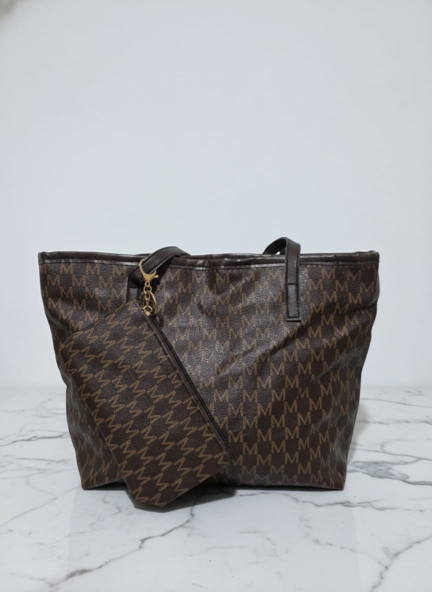 حقيبة الـ Tote الكبيرة بنقشة الأحرف مع محفظة