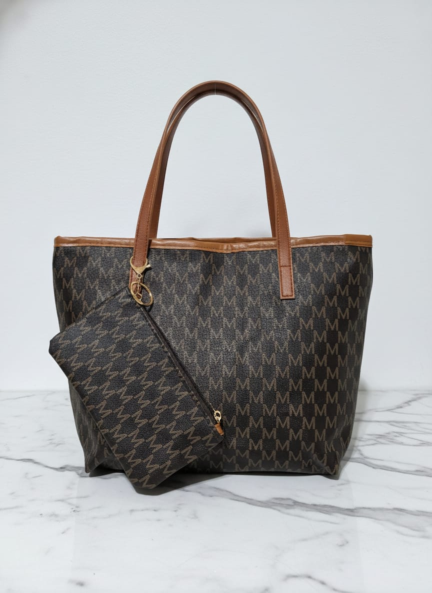 حقيبة الـ Tote الكبيرة بنقشة الأحرف مع محفظة