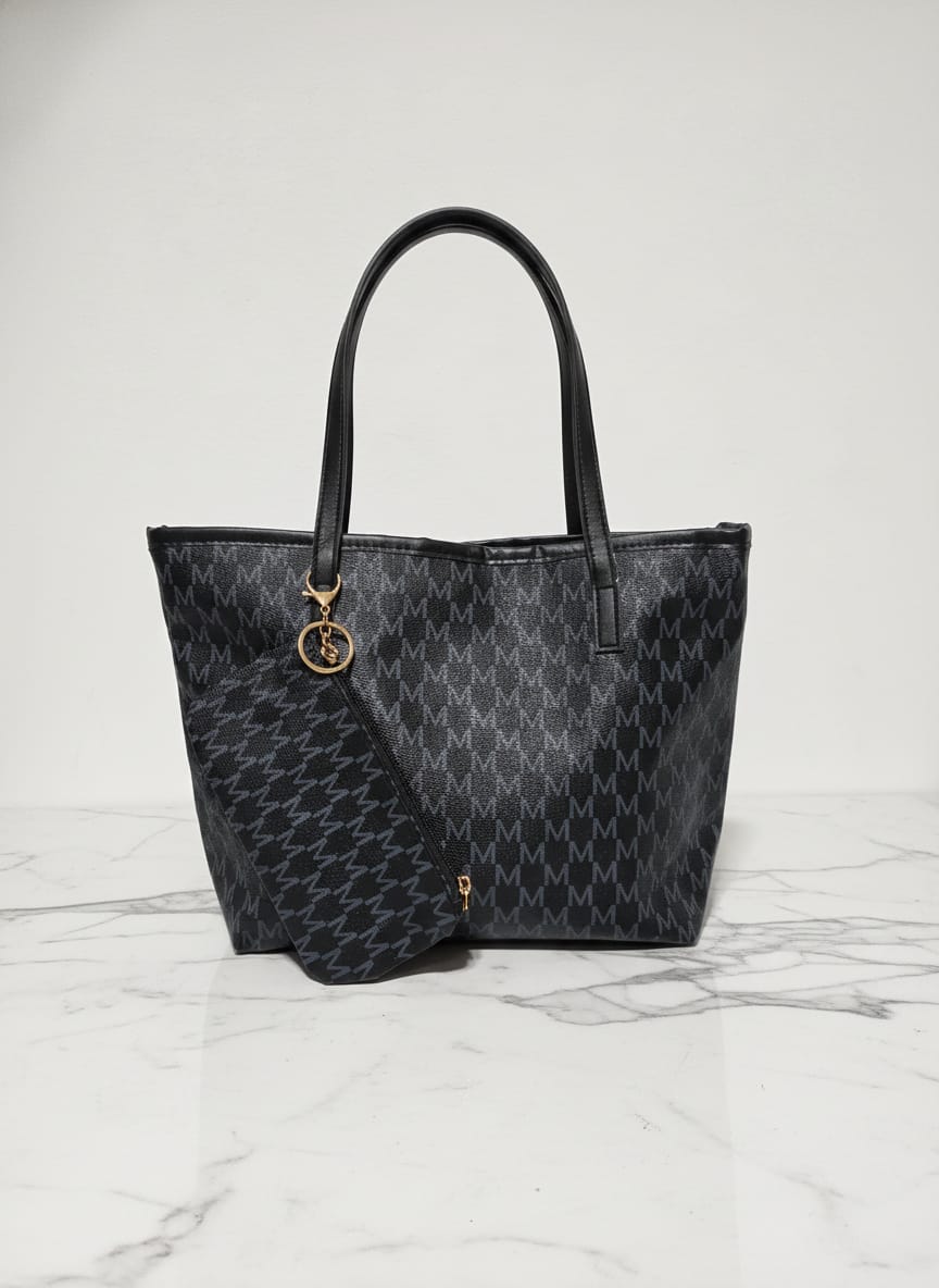 حقيبة الـ Tote الكبيرة بنقشة الأحرف مع محفظة